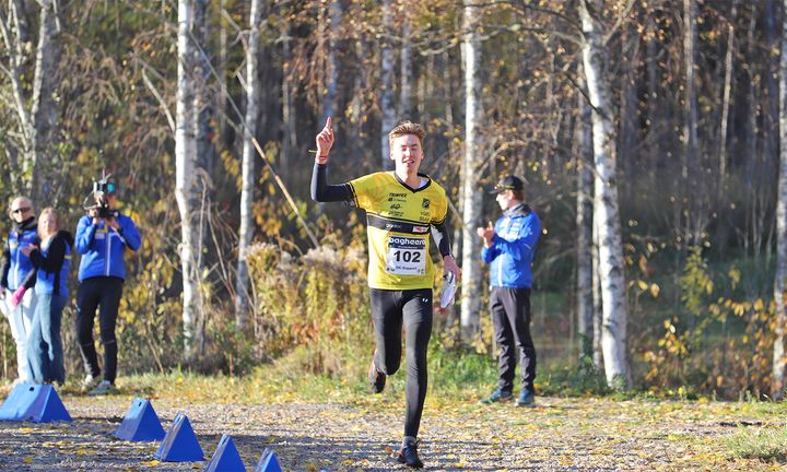 Viktor Svensk avgjorde SM ultralång med en taktisk manöver och kunde defilera över upploppet.