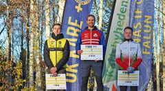 Gustav Bergman högst upp på pallen efter sin elfte totalseger i Swedish League. Till vänster tvåan Viktor Svensk och till höger trean Simon Imark.