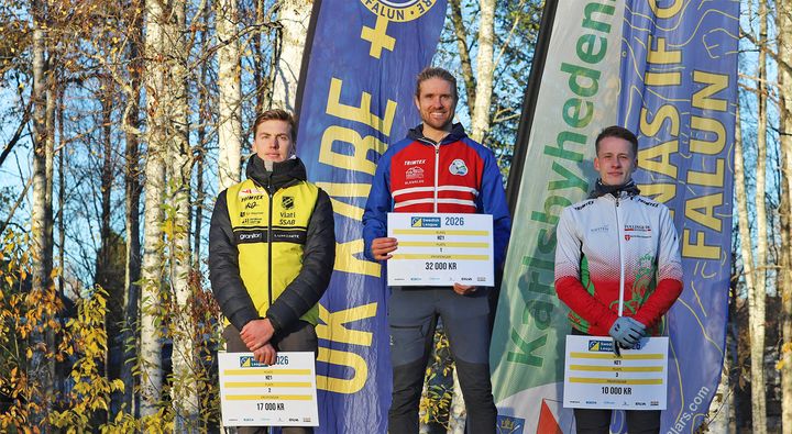 Gustav Bergman högst upp på pallen efter sin elfte totalseger i Swedish League. Till vänster tvåan Viktor Svensk och till höger trean Simon Imark.