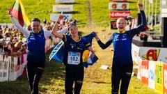 Sanna Fasth, Tove Alexandersson och Hanna Lundberg jublandes över guld i EM-stafetten