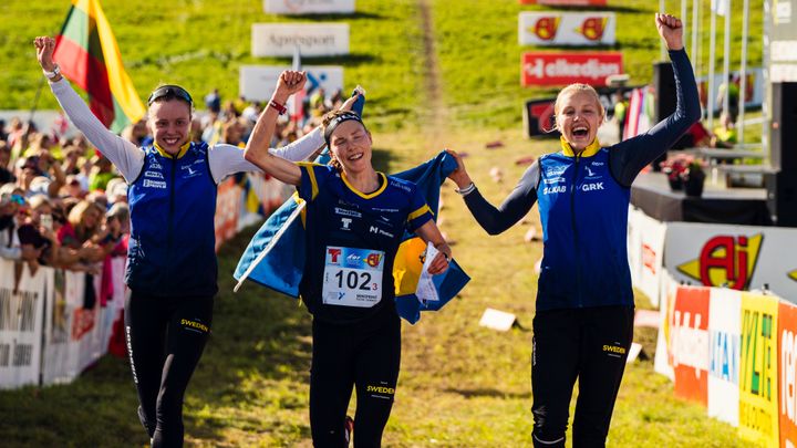 Sanna Fasth, Tove Alexandersson och Hanna Lundberg jublandes över guld i EM-stafetten