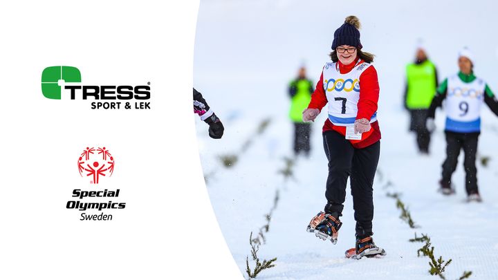 Bilden är ett montage och visar logotyperna för Tress Sport & Lek och Special Olympics Sverige tillsammans med en bild på en tjej som deltar i en tävling i snöskolöpning.
