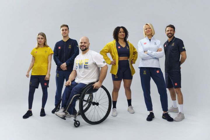 Sex paralympier och olympier visar upp kollektionen från Uniqlo inför Paralympics i Paris