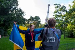 Nicolina Pernheim Goodrich fotas framför Eifelltornet efter sin bronsmedalj i judo