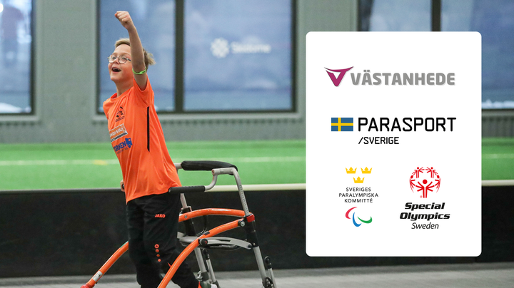 Foto, idrottshall. Ett barn med en gåstol som sträcker upp armen i segergest. Logotyper för Västanhede, Parasport Sverige, Sveriges Paralympiska Kommitté och Special Olympics Sverige.