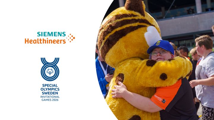 Montage. Logotyper och ett foto på en deltagare som kramar Special Olympics Sveriges maskot, Speci-Lo, på ett soligt torg.