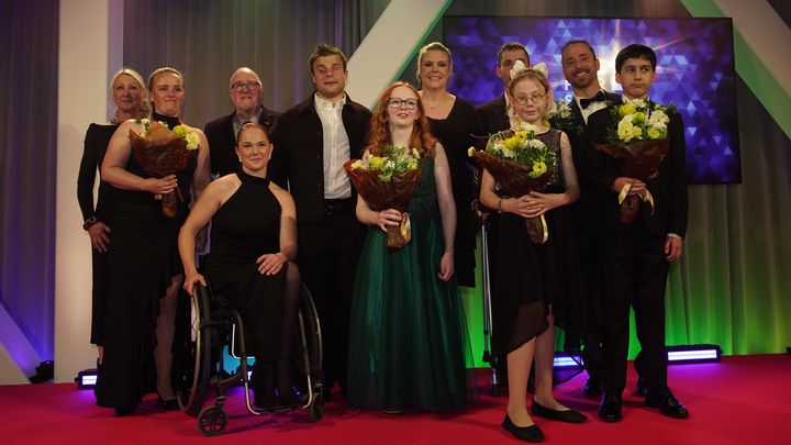 Samtliga vinnare tar en gruppbild tillsammans på scenen.