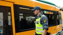 En biljettkontrollant utanför en buss.