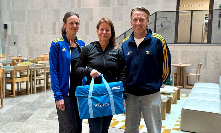 Mia Nyqvist, Madeleine Hasselwander och Claes Winterfeldt med en av första-hjälpen-väskorna.