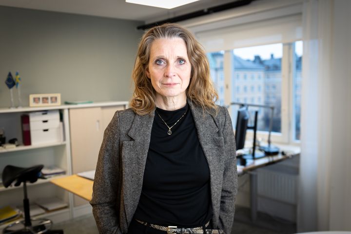 Kvinna i mörka kläder