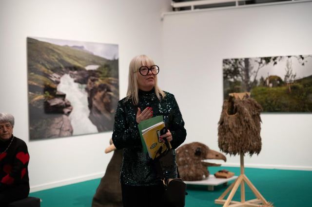 Maria Lind framför verk av Katarina Pirak Sikku och Ingela Ihrman.