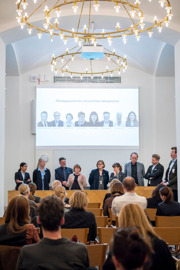 Seminariet avslutades med ett samtal med riksdagspartiernas kulturpolitiska talespersoner Mats Berglund (MP), Malin Danielsson (L), Alexander Christiansson (SD) Lawen Redar (S), Kristina Axen Olin (M), Roland Utbult, (KD), Catarina Deremar (C), Vasiliki Tsouplaki, (V).