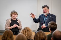 Under kulturutskottets ordförande Mats Berglund inledningsanförande konstaterade han att det muserna är en otroligt brokig verksamhet som berör många olika områden:  – Museerna befinner sig i skärpunkten mellan det levande kulturlivet och kulturarv - var vi kommer ifrån och vart vi är på väg? Allt det här bär museerna upp, och de är viktiga kulturmötesplatser över hela landet.