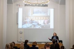 Maria Sidén, vd för Nääs Slott, talade om museers förutsättningar utifrån exemplet privat litet museum: – Ta inte bort det kulturella värdet på våra museer för att satsa på affären, för då slänger man ut babyn med badvattnet. Hon lyfter även vikten av att stötta skolorna för att inte förlora kontakten med unga besökare. – Skolelever ute i landet har inte råd att åka på museiutflykter om de inte får stöd för det.