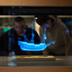 Besökare på Vrak begrundar ett digitalt skepp.