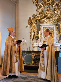 Biskop Eva Nordung-Byström ledde välkomnandet av Karolinn Strandberg under gudstjänsten i Frösö kyrka. Foto: Jenny Michanek