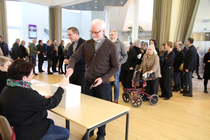 Sven-Olof Näslund, präst i Örnsköldsviks södra pastorat lägger sin röst i nominneringsvalet, som genomfördes på Tonhallen i Sundsvall på tisdagen. Foto: Maria Eddebo Persson
