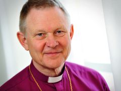 Anders Wejryd, ärkebiskop emeritus, leder samtalet med de två kvarvarande biskopskandidaterna.