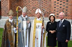 Biskop Teresia Derlén, ärkebiskop Martin Modeus, biskop Ulrica Fritzson med H.M. Konungen och H.M. Drottningen utanför Uppsala domkyrka efter vigningen av de nya biskoparna.