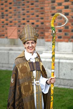 Teresia Derlén är 48 år, uppväxt i Sundsvall och Eskilstuma och doctor of Philosophy in Theology vid King’s College i London. I söndags vigdes hon till biskop för Härnösands stift.