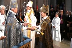 Under söndagens högtid i Uppsala domkyrka överräckte ärkebiskop Martin Modeus Härnösands stifts biskops stav till den nyvigda biskopen Teresia Derlén, ett kännetecken för ämbetet som biskop.