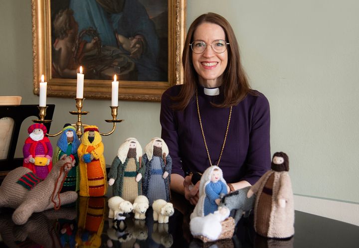 Biskopen med sin stickade julkrubba