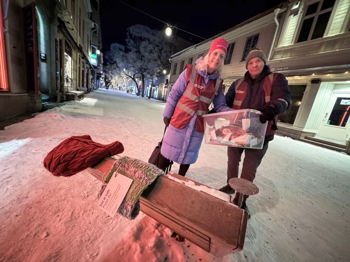 Diakon Carina och diakonassistent Frank  dekorerade busshållplatser och bänkar i centrala Östersund.