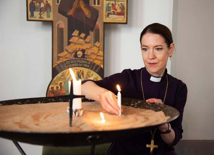 Foto på Teresia Boström som tänder ett ljus.