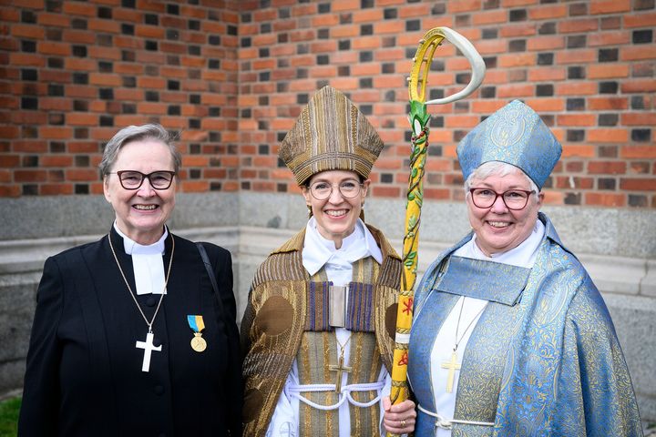 Foto på tre kvinnor