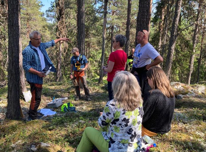 Bild på personer i naturen vid Prostberget.