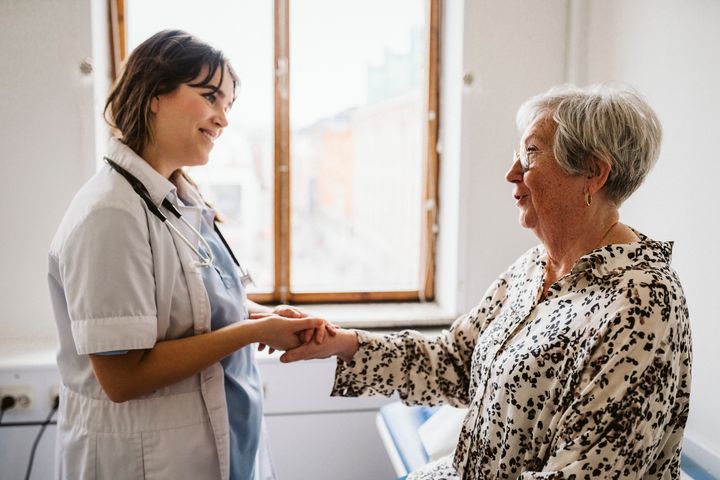 Läkare möter äldre kvinnlig patient