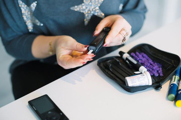 Person kollar blodsockret