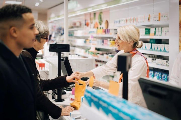 Farmceut lämnar över läkemdel på apotek