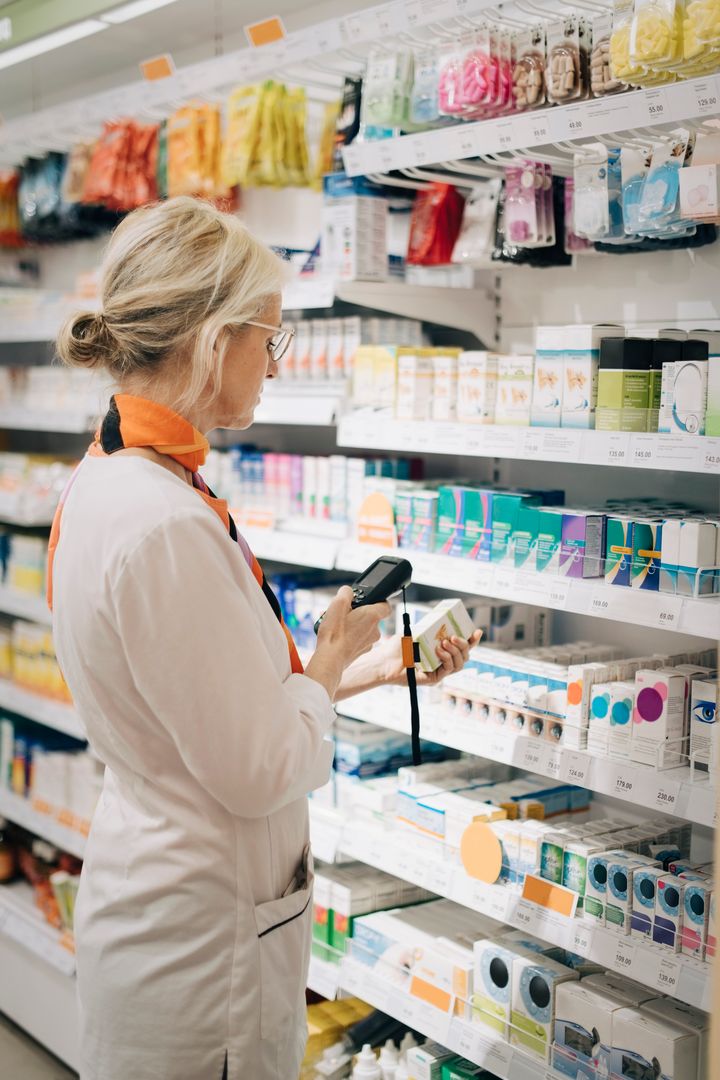 Farmaceut sorterar läkemdel på Apotek