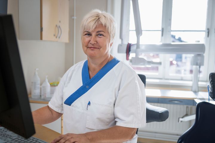 Alt-text: Sjukvårdspersonal i vårdmiljö sitter vid en dator.