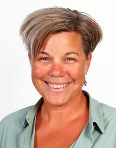 Porträttbild på korthårig leende kvinna