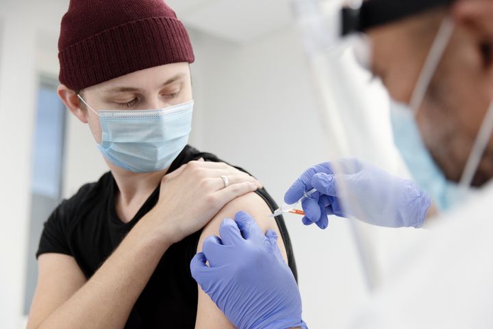 En person får en vaccinspruta i armen.