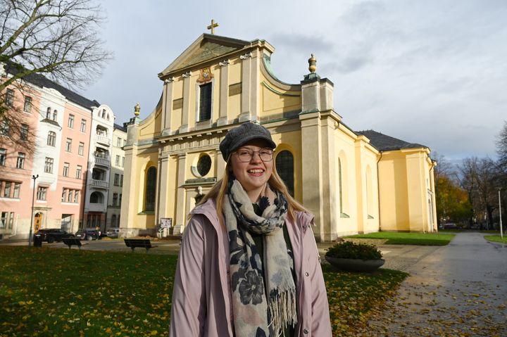 Matilda Mossberg, församlingspedagog, utanför S:t Olai kyrka