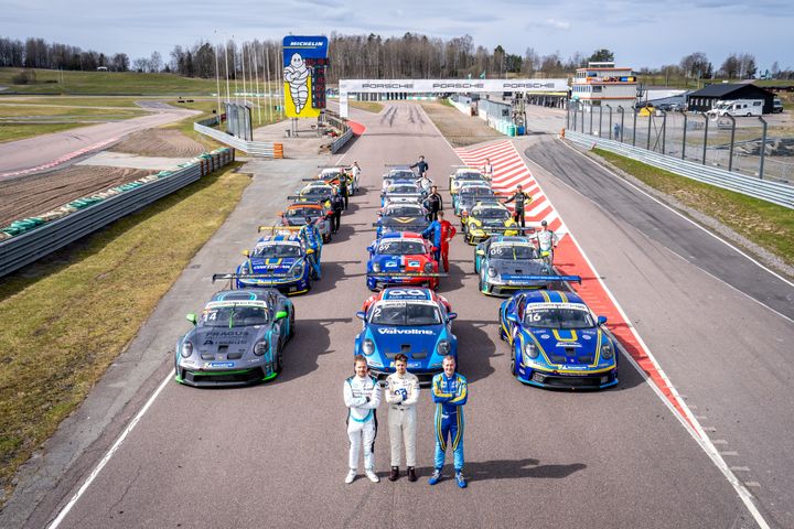 Daniel Roos, Lukas Sundahl och Marcus Annervi – de tre hetaste titelkandidaterna framför resten av startfältet i Porsche Carrare Cup Scandinavia 2024.