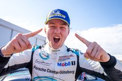 Wilmer Wallenstam fick bästa tänkbara start på Porsche Sprint Challenge. 16-åringen från Jonsered vann båda racen i premiärtävlingen i Anderstorp.