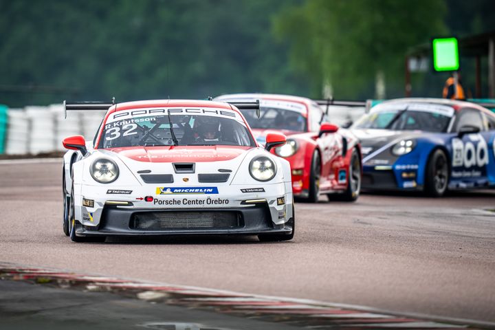 Robin Knutsson delar ledningen i Porsche Carrera Cup Scandinavia inför helgens deltävling i Norge. Knutsson och femfaldige mästaren Lukas Sundahl har båda 160 poäng.