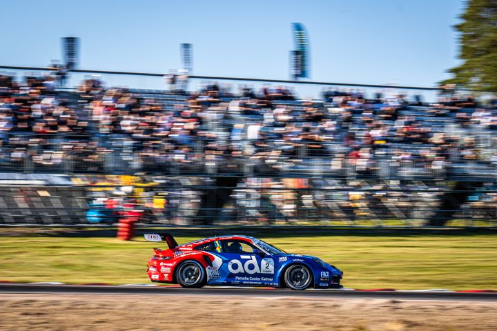 Lukas Sundahl vann Porsche Carrera Cup Skandinavia inför storpublik på Mantorp Park. Titeln var smålänningens sjätte i mästerskapet.