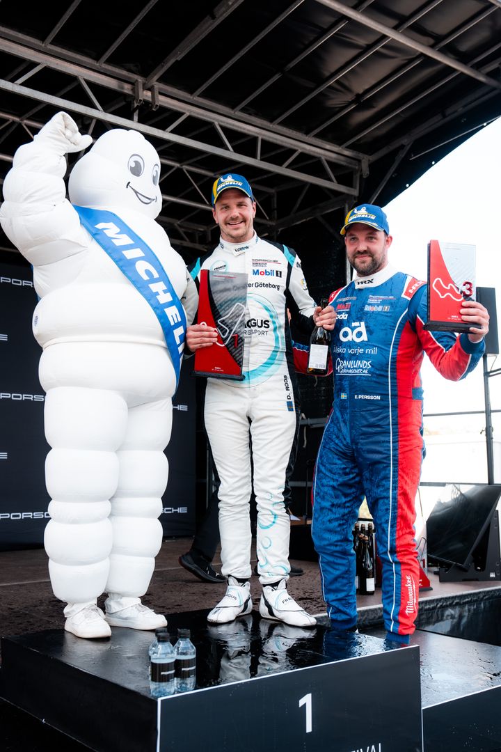 Danmiel Ros och Emil Person vann var sitt race på FDM Jyllandsringen i Danmark och är nu etta och tvåa i mästerskapet.