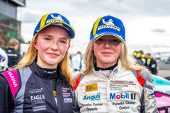 Lærke Rønn (t.v.), Emma Wigroth.