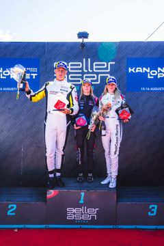 Prispallen Porsche Sprint Challange. Fr.v: Rasmus Vendelbo, Lærke Rønn, Emma Wigroth.