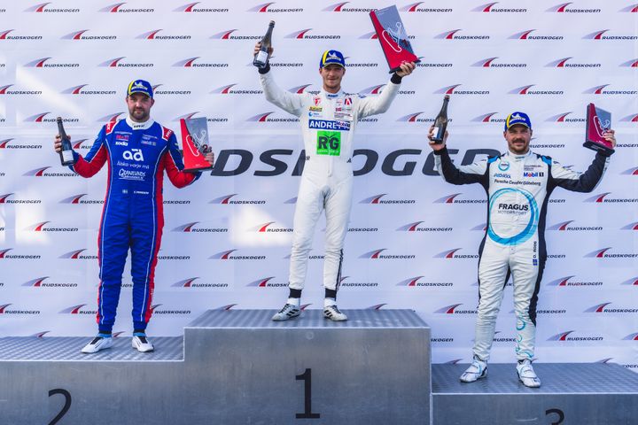 Trion i fokus på Rudskogen Motorsenter var också de tre främsta i helgens avslutande race. Fr.v: Emil Persson, Dennis Hauger, Daniel Ros.