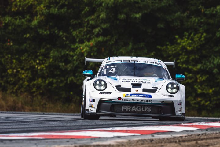 Daniel Ros är den nye mästaren i Porsche Carrera Cup Scandinavia. 36-åringen från Njurunda säkrade titeln i finalen på Mantorp Park.