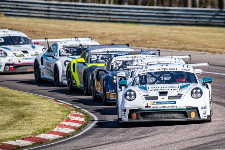 Regerande mästaren Daniel Ros toppar Porsche Carrera Cup Scandinavia inför helgens deltävling på Gelleråsen Arena i Karlskoga. Bakom jagar emellertid revanschsugna utmanare.