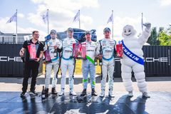 Prispallen race 1. Fr.v: Andreas Douhan (ingenjör Fragus Motorsport), Lukas Sundahl, Daniel Ros, Albin Wärnelöv, William Siverholm.