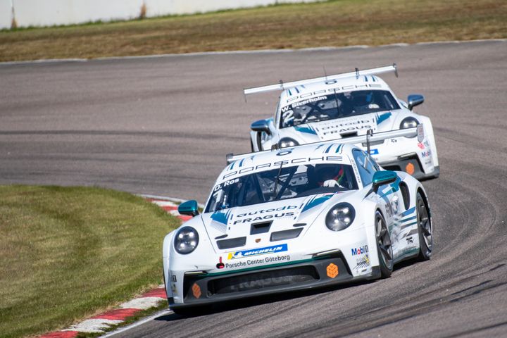 Daniel Ros (nr 1) toppar Porsche Carrare Cup Scandinavia inför de avslutande tre deltävlingarna, men han skuggas i tabellen av teamkompisen William Siverholm (nr 2).